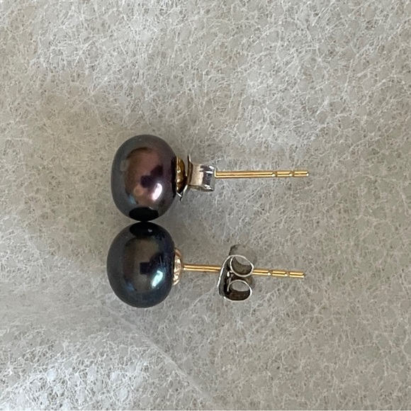 Black Pearl Stud earrings - Picture 3 of 3